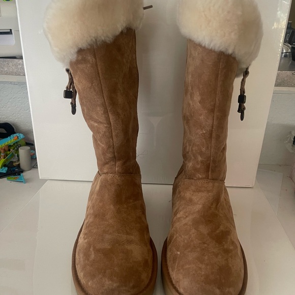 UGG Tan and Cream Winter Shorts size 10 - Picture 1 of 9